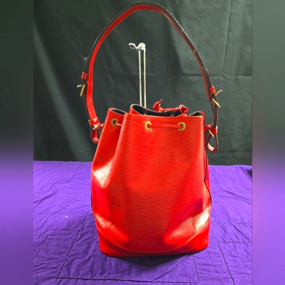 EUC LOUIS VUITTON NOE RED EPI SHOULDER BAG Date code AR0944 - Picture 2 of 12